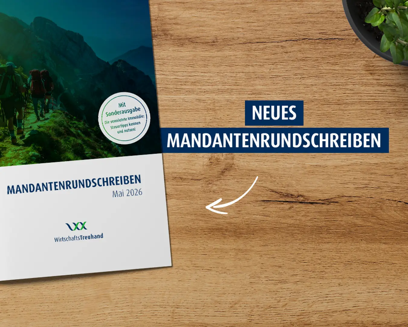 Das Mandantenrundschreiben Mai 2026 liegt auf einem Holztisch, daneben steht ein Kaffee.
